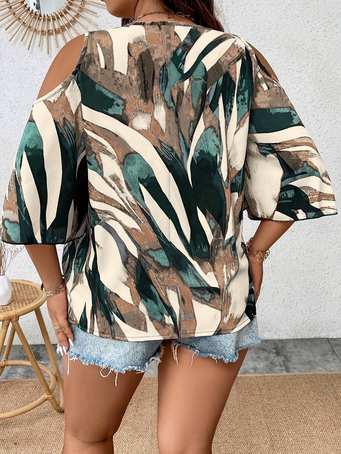 Women's Plus Size Printed V-Neck Front-Zip Cold-Shoulder Three Quarters Sleeve Casual Top - Work & Party Blouse