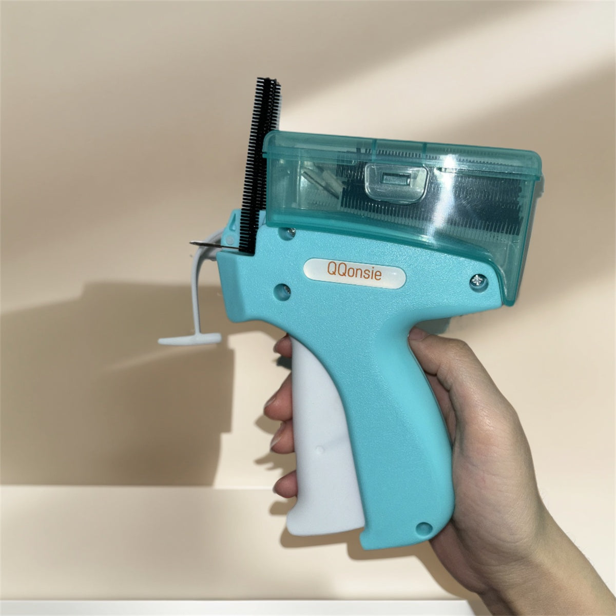 Quick Clothing Fixer, 1 Count Handheld Tag Attacher Gun With 5 Counts Needles & 1000pcs Barbs Fasteners, Sewing Craft Kit For Retail Hang Price Fabric