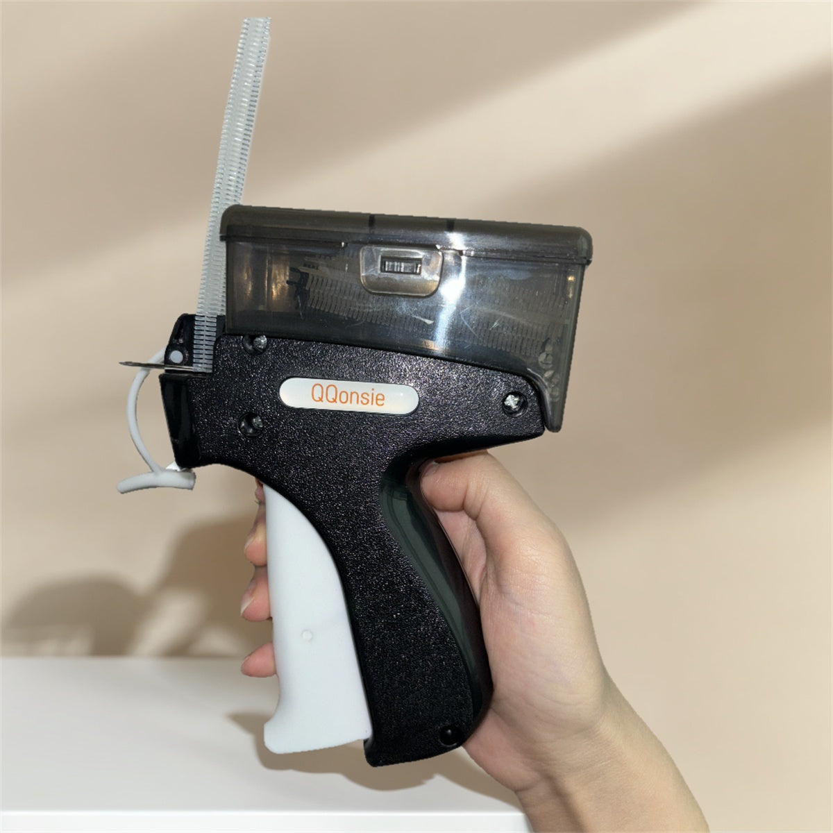 Quick Clothing Fixer, 1 Count Handheld Tag Attacher Gun With 5 Counts Needles & 1000pcs Barbs Fasteners, Sewing Craft Kit For Retail Hang Price Fabric