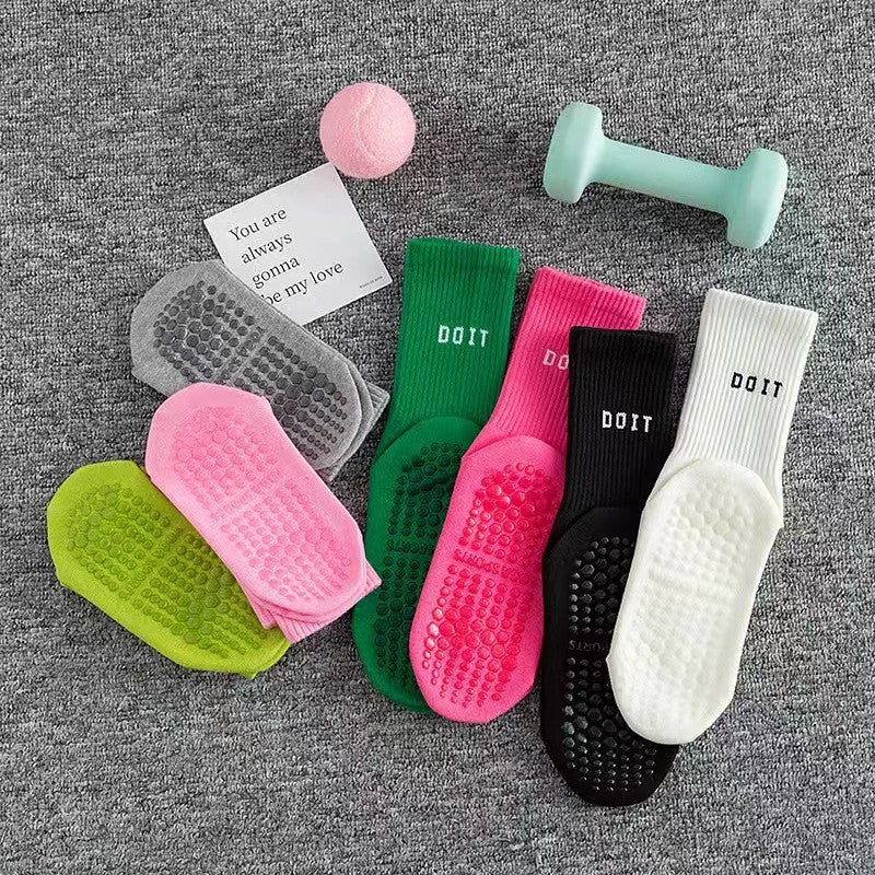 Women's Fitness Women's Socks Trendy Letter Mid-calf Yoga Socks Simple Non-slip Sweat-absorbent Breathable
